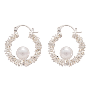Boucles d'oreilles créoles argentées à texture irrégulière et perle centrale