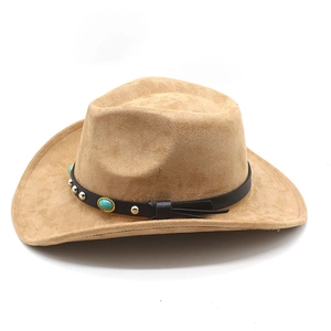 Détail d'un chapeau de cowboy camel avec bandeau en cuir serti de turquoise
