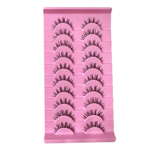 Detailweergave van 10 paar natuurlijke zwarte wimpers op een roze plastic display