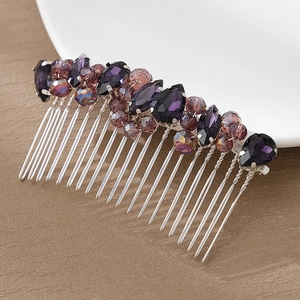 Dettaglio del pettine per capelli da sposa argentato con cristalli viola e strass