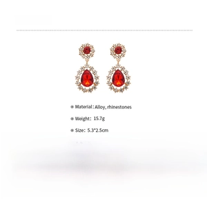 Detail van rode waterdruppel oorbellen met specificaties van legering en strass