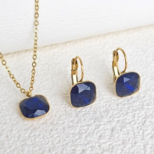 Detail of square-cut deep blue zircon jewelry set with gold-plated stainless steel chain