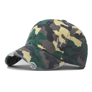 Détail d'une casquette de baseball camouflage avec bords effilochés et aspect vintage