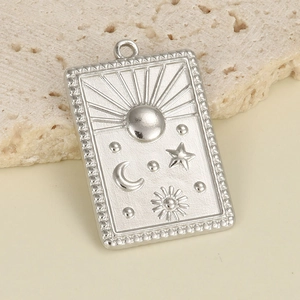 Détail d'un pendentif en acier inoxydable 304 argenté avec relief soleil et lune