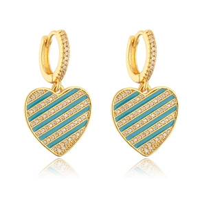Dettaglio dei orecchini a cuore in oro 18K con smalto blu e pietre di zircone incastonate