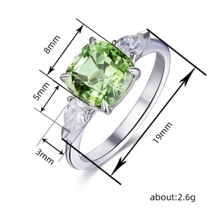 Anillo de plata de tres piedras con gema cuadrada verde y cristales laterales de pera