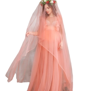Abito premaman in tulle rosa con strascico lungo e corona di fiori per fotografia