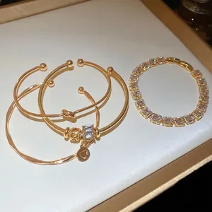 Set de 4 bracelets dorés de luxe avec zircons scintillants et pendentif en forme de cœur