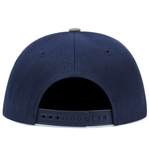 Détail de la fermeture snapback réglable sur une casquette hip-hop bleu marine à bord plat