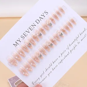 Set unghie press-on con sfumatura nude, farfalle 3D e perle su punte lunghe a forma di bara