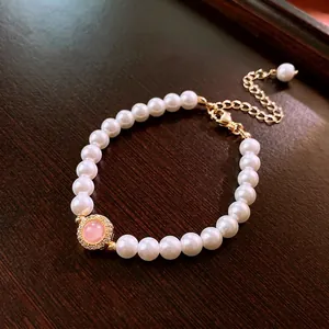 Bracelet en perles plaqué or avec zircon rose central et style vintage de luxe