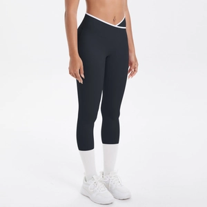 Détail de la taille haute croisée en V sur le legging de sport noir haute élasticité