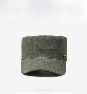Détail d'une casquette militaire gris-vert vintage avec texture lavée et boucle en métal