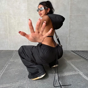 Ensemble streetwear Y2K noir pour femme avec crop top à capuche et pantalon cargo