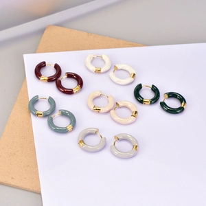 Détail de créoles en émail multicolore avec charnières plaquées or 18 carats en lot