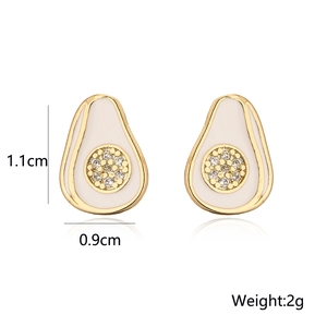 Boucles d'oreilles avocat détaillées en or 18K et émail, dimensions 1,1cm par 0,9cm