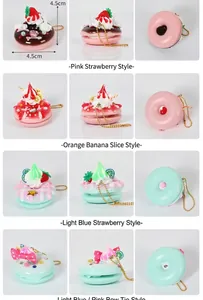 Vue détaillée de divers charms donuts et macarons avec crème et petites chaînes dorées