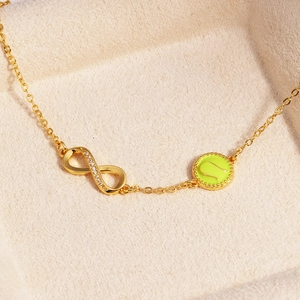 Makro-Detail des 14k Gold Unendlich-Armbands mit grünem Emaille und Zirkonia
