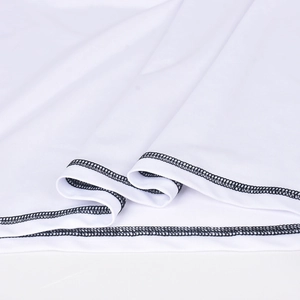 Vue macro détaillée du tissu en maille blanche avec bordure noire à double point de chaînette