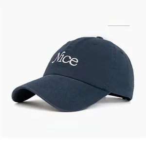 Dettaglio del ricamo bianco Nice su tessuto di cotone blu navy del cappello baseball