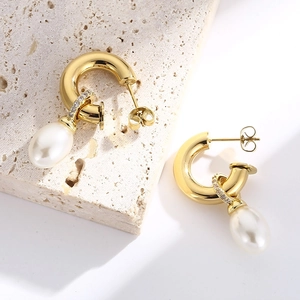 Élégantes boucles d'oreilles créoles C en acier doré avec perles ovales blanches et cristaux