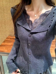 Detail eines schmal geschnittenen Strick-Cardigans mit V-Ausschnitt aus Spitze und Rippmuster