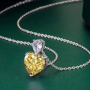 Collier en argent avec pendentif cœur jaune et une pierre transparente en forme de poire