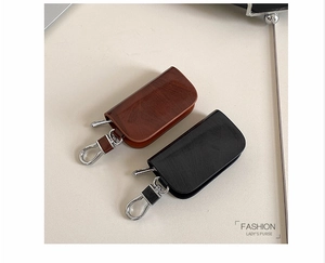Custodie universali per chiavi auto in pelle marrone e nera con venature del legno e ganci