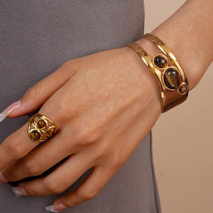 Vintage 18k vergoldetes Edelstahl-Manschettenarmband und Ring-Set mit braunem Tigerauge-Stein