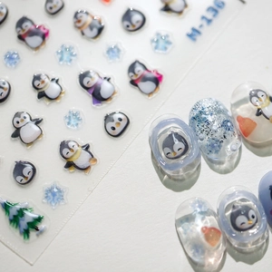 Stickers ongles hiver manchot et flocon bleu avec gaufrage doré 3D sur fond blanc pur
