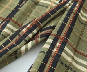 Vue détaillée du tissu en lin à carreaux vert olive montrant la texture et le drapé