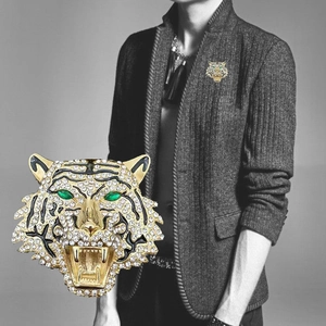 Broche tête de tigre dorée pour homme avec cristaux et yeux verts sur un mannequin