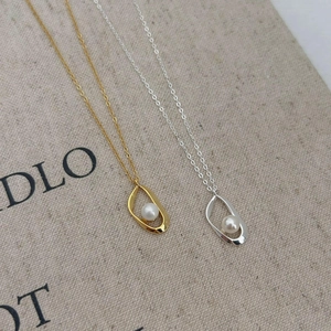 Minimalist 925 silver pearl necklaces in gold and silver with geometric teardrop pendants