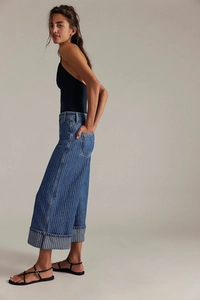 Detailansicht der gestreiften Denim-Weitbeinhose mit hoher Taille und Vintage-Waschung