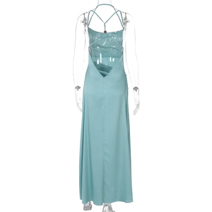 Detail eines dunkelgrünen rückenfreien Satin-Abendkleids mit überkreuzten Trägern