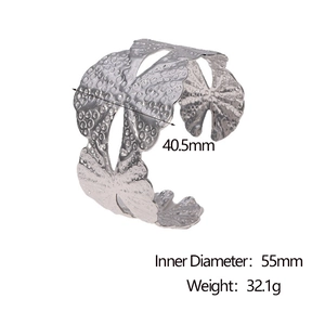 Détail d'un bracelet papillon argenté montrant la largeur de 40,5 mm et le diamètre de 55 mm