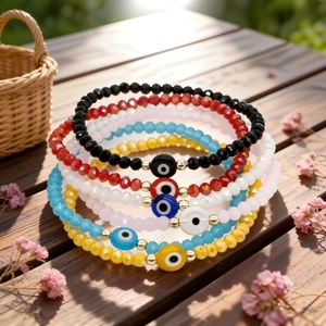 Bracelet multicouche Evil Eye en cinq couleurs avec perles de verre sur bois naturel