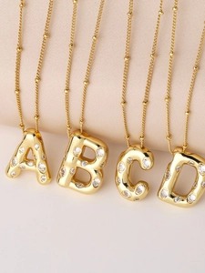 Détail des colliers lettres 3D plaqués or A-D avec zircons incrustés et chaîne à billes