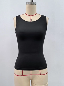 Dettaglio del tessuto della canotta nera slim fit su un manichino da cucito professionale