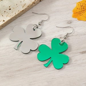 Detail von St. Patrick's Day Kleeblatt-Ohrringen mit silbernem Spiegel und grünem Acryl