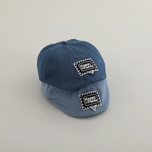 Dettaglio di cappellini in denim per neonati con toppe a scacchi bianchi e neri e testo Happy Faces