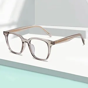 Montura de gafas cuadrada retro oversize en gris pardo transparente sobre soporte