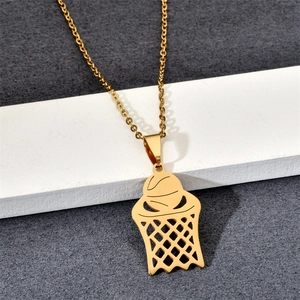 Detailopname van de gouden roestvrijstalen basketbal hanger op donkere stof