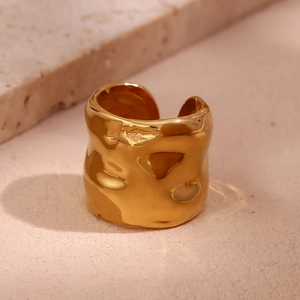 Dettaglio dell'anello a fascia larga placcato oro 18K con trama a onde su base in pietra