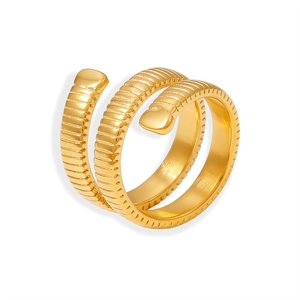 Anillo en espiral de tres capas chapado en oro con elegante textura ranurada
