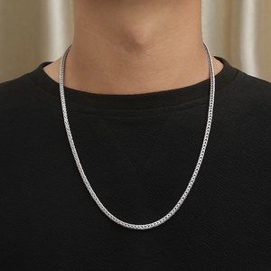 Detailaufnahme der silbernen Weizenkette auf einem Modell mit schwarzem T-Shirt