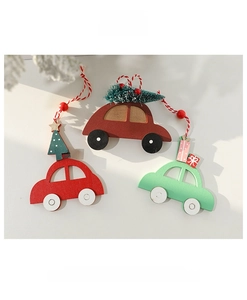 Vue détaillée de trois ornements de voiture de Noël en bois avec sapins miniatures et cadeaux