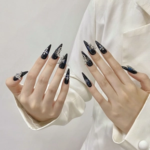 Faux ongles gothiques noirs avec papillon argenté et éléments métalliques forme stiletto