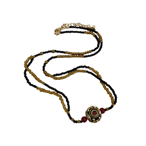 Collana etnica placcata oro con perline nere e dorate e ciondolo centrale rosso