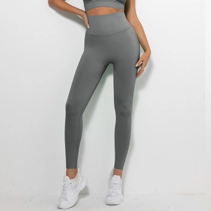 Detailstruktur der nahtlosen grauen High-Waist-Yogahose aus atmungsaktivem Stoff